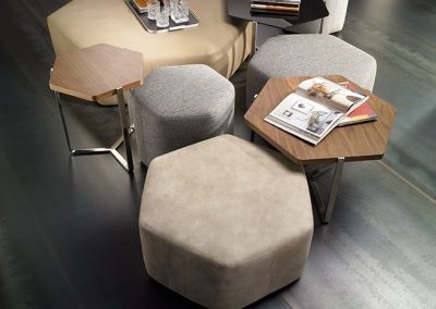 Modernūs minkšti svetainės baldai pufai staliukai Sixties