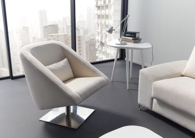 Modernūs minkšti svetainės baldai krėslas Ofre