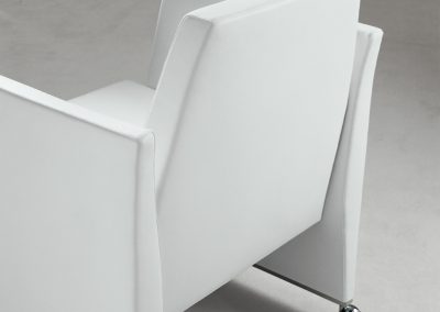 Modernūs minkšti svetainės baldai krėsliukas Soho 1