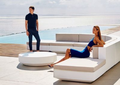 Modernūs lauko baldai sofa staliukas Vela