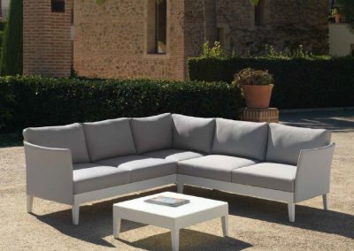 Modernūs lauko baldai kampinė sofa staliukas Capri 5