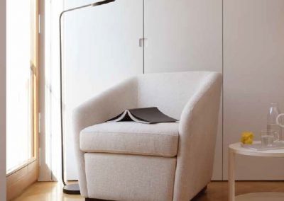 Modernūs minkšti svetainės baldai fotelis Rondo Low 9