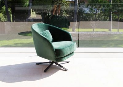 Modernus krėsliukas Komba 9