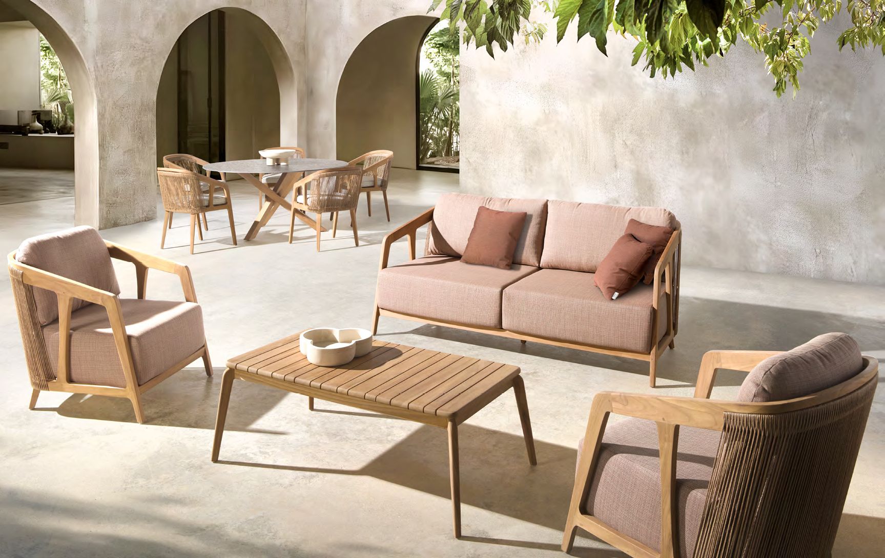 Modernios klasikos lauko baldai valgomojo sofa staliukas Rio